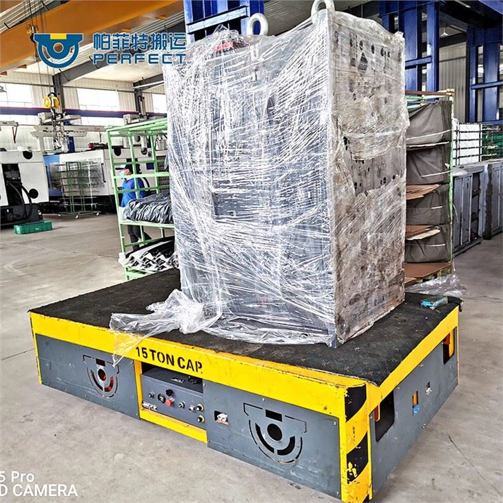 Transport von Metallteilen spurloser Elektro-Gabelhubwagen